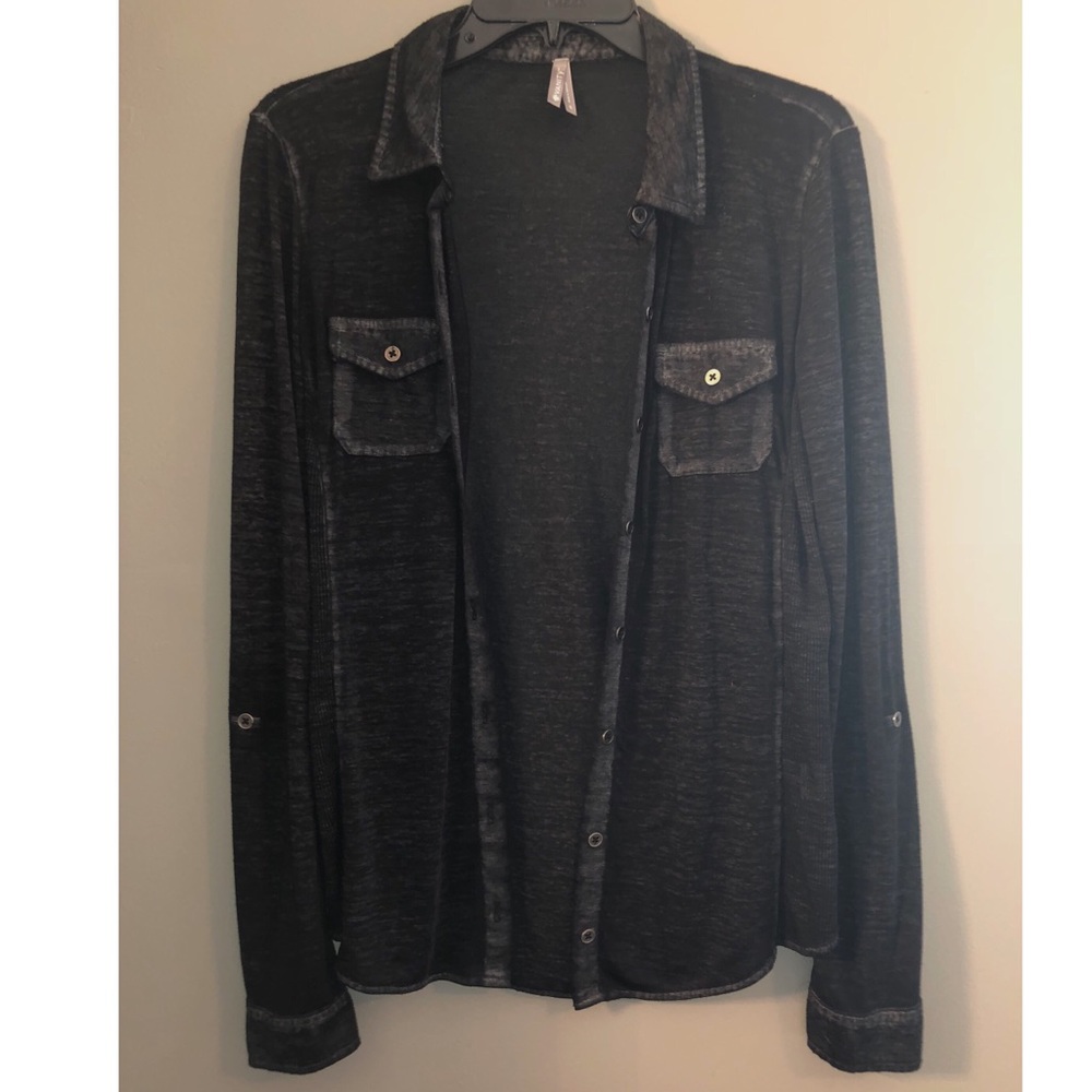 small button-up collared shirt - Picture 2 of 5
